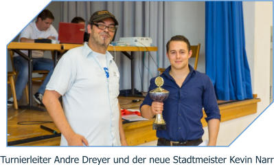 Turnierleiter Andre Dreyer und der neue Stadtmeister Kevin Narr